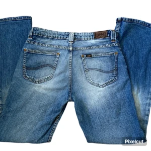 Vintage jeans från Lee - Blå vintage flared/boocut jeans från lee. Säljer då de tyvärr är för stora för mig💗Innerbenslängd: 74 cm. Midja: 82 cm och rakt över 39 cm. Grenhöjd: 23 cm.