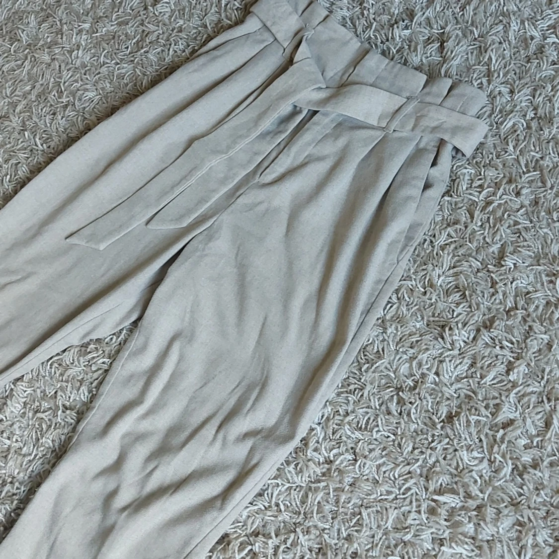 Beige byxor med bälte - 90