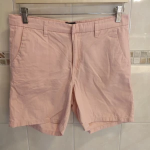 Rosa shorts  - Rosa shorts I nyskick. Material: 100% bomull 