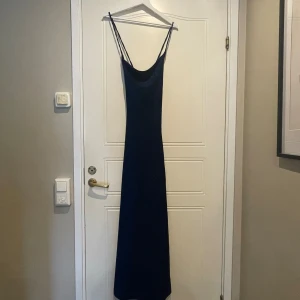 Bal klänning - Fin klänning inköpt för bal går att använda till annat, endast testad.