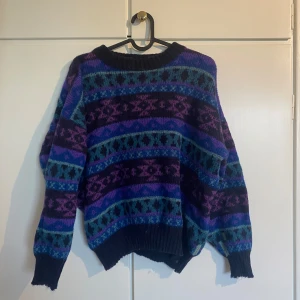 Stickad tröja  - Stickad tröja från Island. Lite sliten i armarna. Strl M men mer som S
