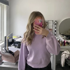 Gina basic sweatshirt  - Säljer denna superfina lila sweatshirt från Gina❣️(första bilden är lånad) Sparsamt använt. Strl xs men passar även s. Säljer då den inte kommer till användning!
