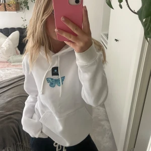 As najs hoodie - Säljer nu min så fina och sköna hoodie från the cool elefant pga att den aldrig kommer till användning💕 Använd endast en gång så i väldigt bra skick