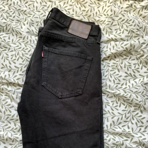 Levi’s 501 jeans - Ett par Levi’s 501 som är i väldigt gott skick då de är för stora. Den svarta färgen är som ny och dom är väldigt bekväma.