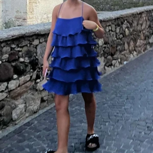 Klänning - Superfin och eftertraktad volangklänning från & other stories!