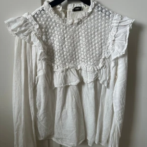Volang topp - Fin långärmad volang topp med broderi som inte kommer till användning längre💗
