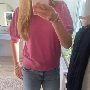 Rosa stickad tröja - Säljer min jätte söta rosa stickade t-Shirt från Minus. Den har en brun fläck på magen men märker den inte. Nypris: 750kr