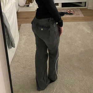 Lowwaist bootcut/ flaired jeans - Nyskick jättefina utåtsvängda jeans! Gråa/ svarta 