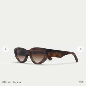 Solglasögon 06 Lab Havana - Säljer ett par snygga svarta solglasögon från Chim då de är för stora för Mitt lilla huvud Lol. Köptes för 72kr. HELT OANVÄNDA!