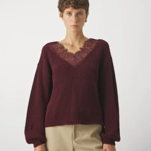 Rödvin höstig stickad - Nu säljer jag den här snygga stickade tröjan som tyvärr inte passa mig. Tröjan är oanvänd och helt ny. Den är i storlek Xs men passar S. Hör av er vid intresse eller frågor 💕