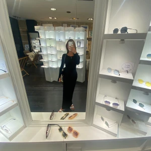 Långklänning - Säljer min super snygga långklänning med långa armar och slits i ärmen. Jag är 162 och den går hela vägen ner till fötterna