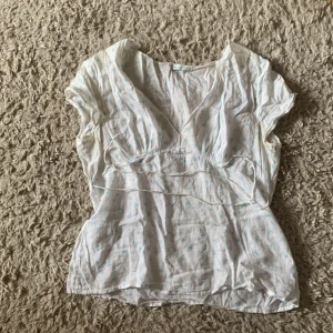 Blus - Söt blus med blå blommor!