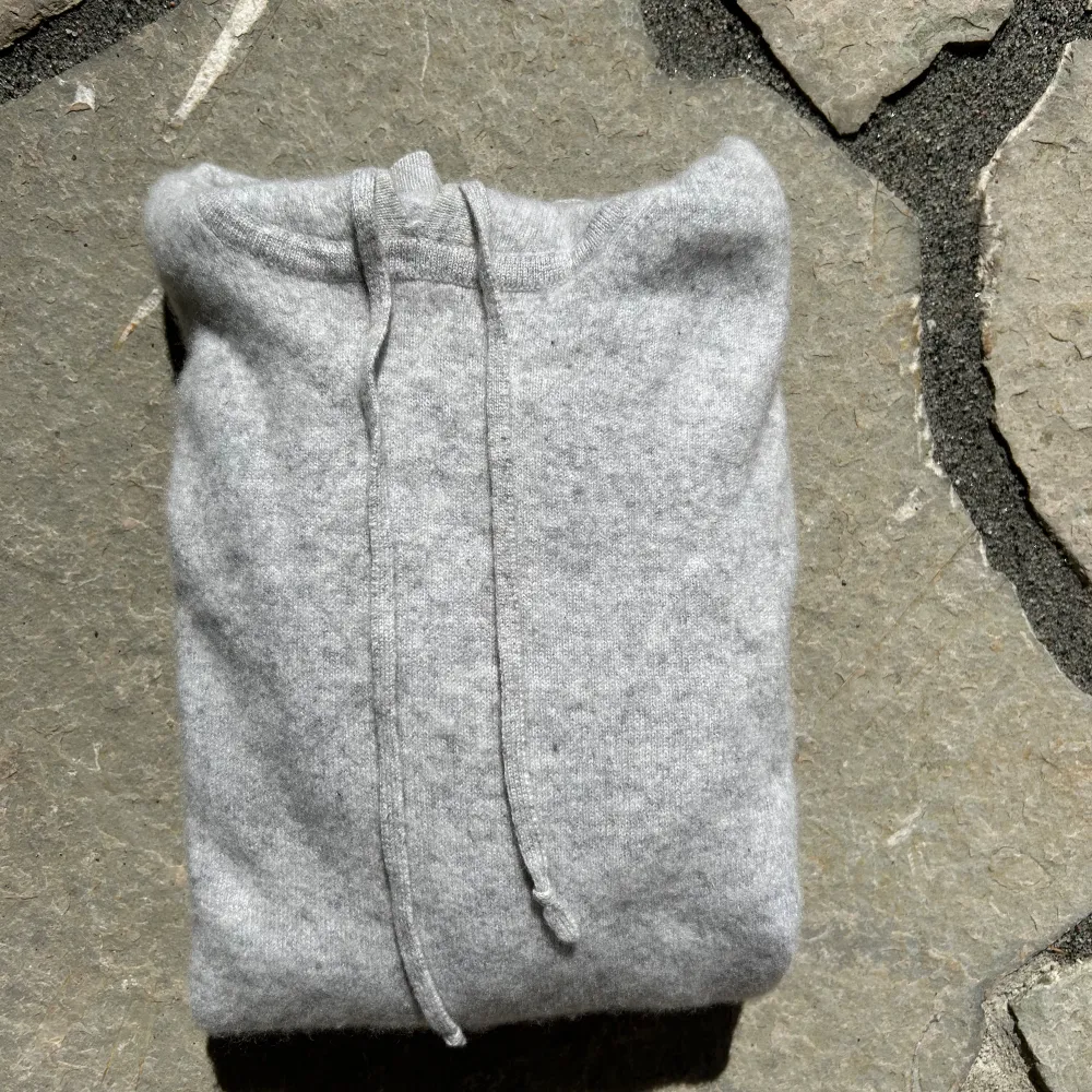 Säljer denna gråa soft hoodie i storlek M, den passar även S eftersom att den är väldigt liten i storleken. Har en blå liten prick längst ner på tröjan och så har soft goat lappen gått av på höger sidan.  Nypris: 3200   Mitt pris: 1199  . Hoodies.