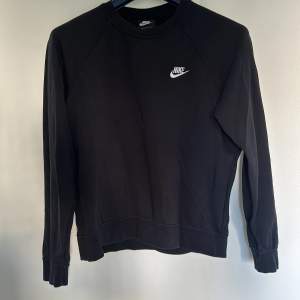 En ganska tunn svart nike sweatshirt. Den är använd några 10 tal gånger bara.