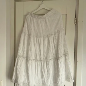 Vit kjol - Väldigt fin vit kjol som jag köpt begagnad, men som aldrig kommit till användning. Står att det är M men passar mig som bär S. Inga defekter som jag vet om!