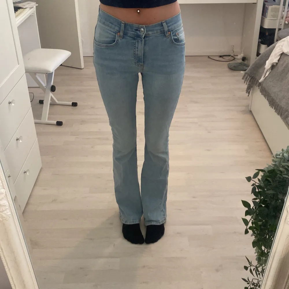 Säljer ett par ljusblå jeans med medelhög midja från Gina Tricot i storlek 36/S❤️bra skick förutom en liten fläck på vänstra benet💕. Jeans & Byxor.