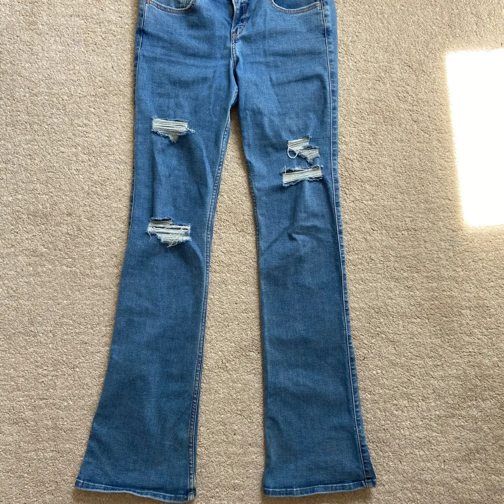 As snygga jeans från hollister med hål/slitningar, storleken är 26/33 men passar även 25! Vill även lägga till att jeans har lite slitningar längst ner, men inget man tänker på🤗Skriv om frågor eller bilder. Jeans & Byxor.