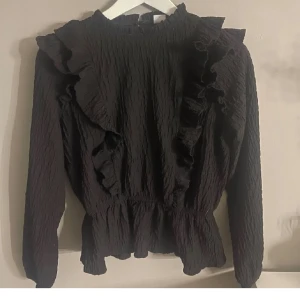 svart lindex blus  - Säljer min svarta lindex blus pga ingen andning!💗