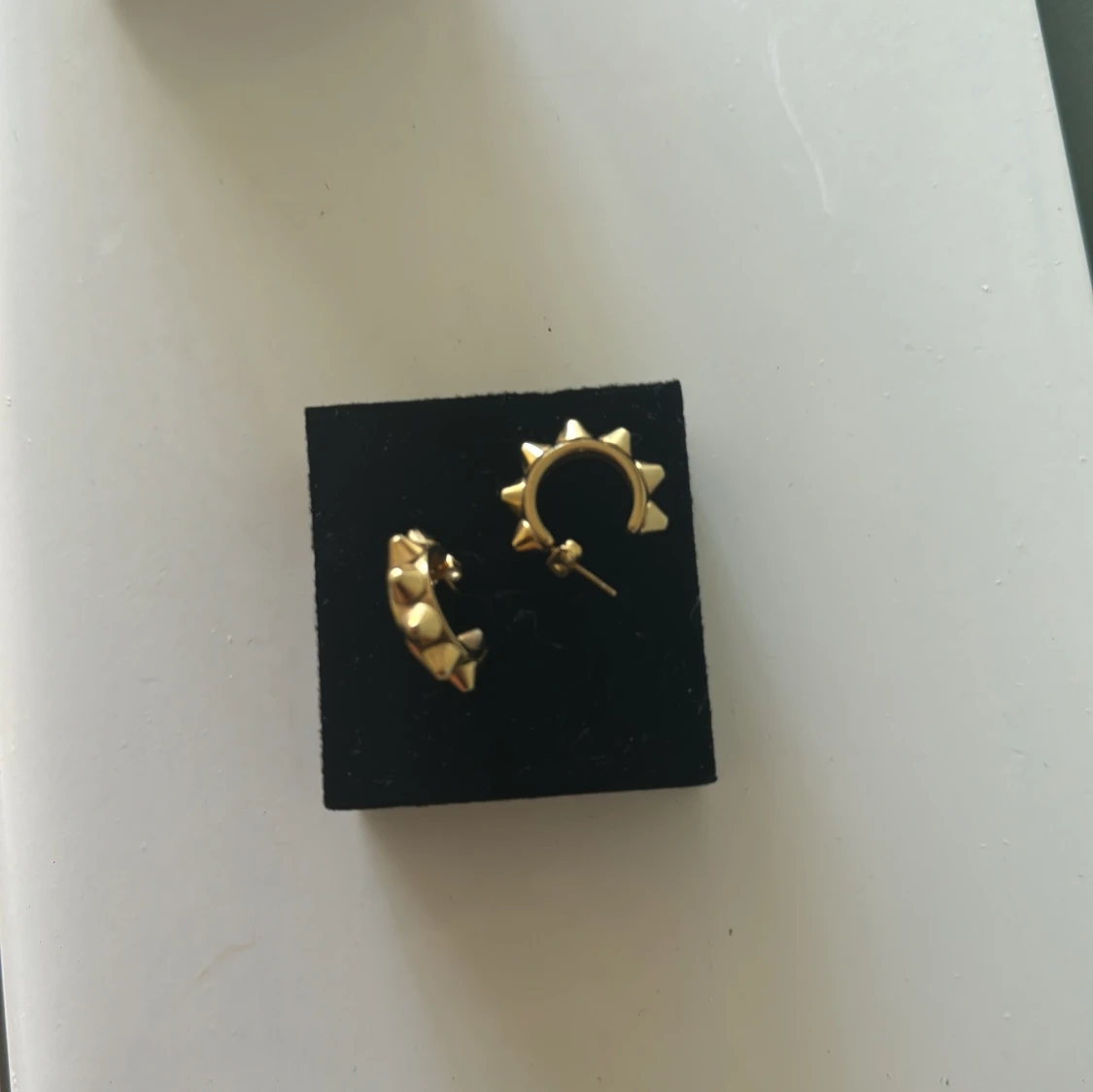 Guldörhängen med nitar - 90