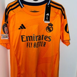 24/25 Real Madrid borta fotbolls tröja med Mbappe tryck - 24/25 Real Madrid borta fotbolls tröja med Mbappe tryck i storlek S och den är helt ny kan även frakta om det behövs kontakta gärna mig om du har några frågor! 