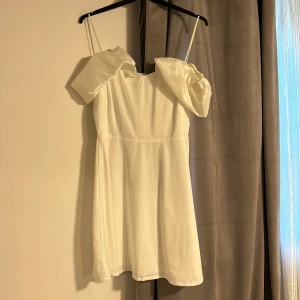 Vit klänning  - Jätte fin klänning kan användas till studenten. Använd några timmar bara så väldigt fint skick🥰 hör gärna av er vid fler bilder eller funderingar🥰