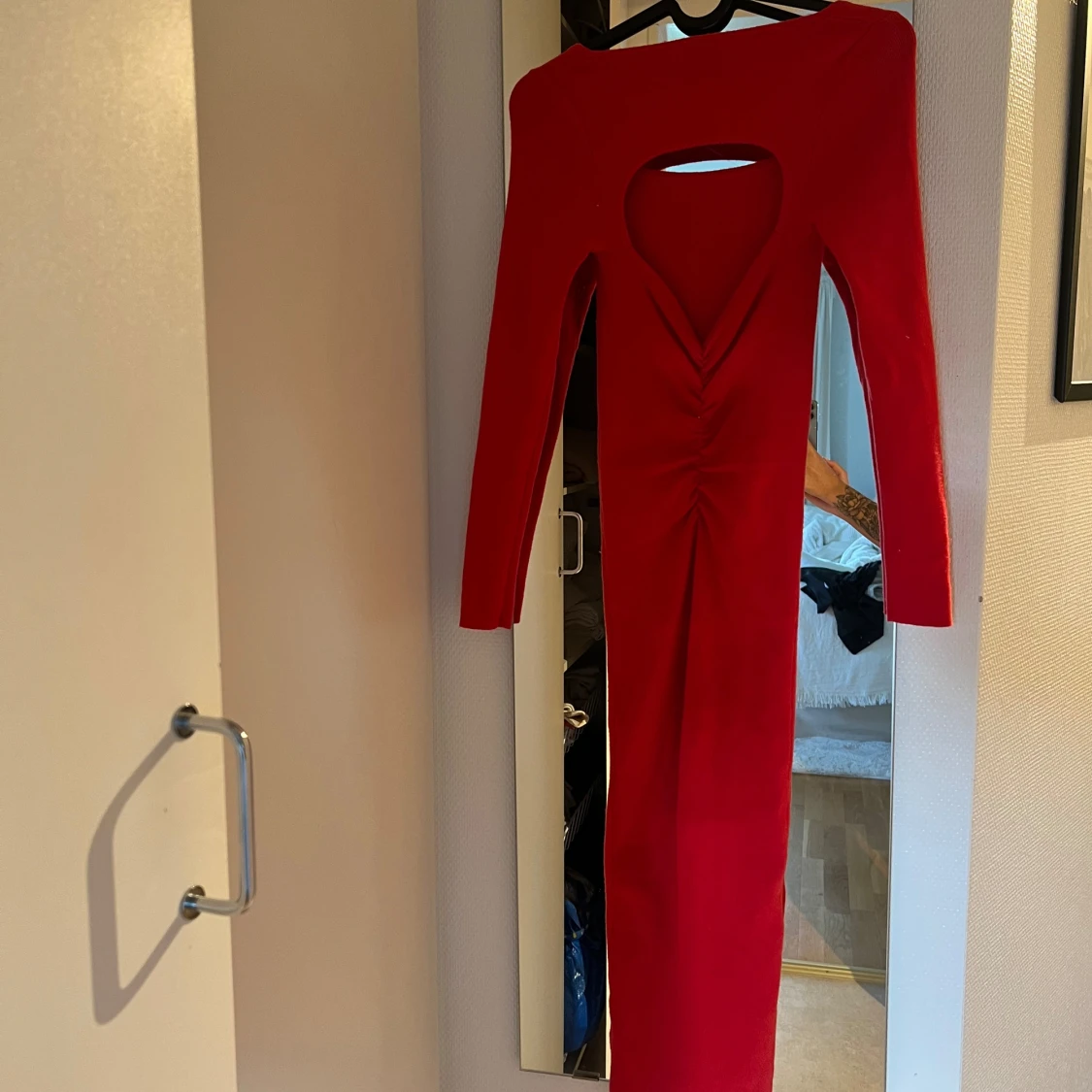 Röd långklänning med öppen rygg - 90