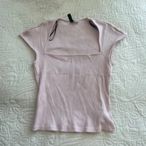 Rosa topp  - Säljer denna rosa topp som inte används. Har en liten fläck men som ni ser på bilden så syns den knappt. 