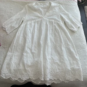 Vit klänning  - Säljer denna klänning då den inte används längre 