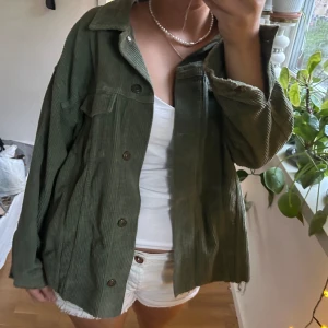 Grön manchesterjacka - Supersnygg grön manchesterjacka som är perfekt inför hösten! 💕 