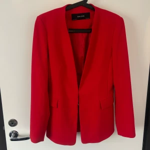 Zara kavaj - Röd kavaj från zara, strl 38.