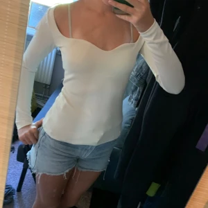 Figurnära topp - En superfin och populär/trendig långärmad topp som är helt ny från Hm! Sitter jättefint och går att använda till vardags och vid festliga tillfällen💓skriv om du är intresserad