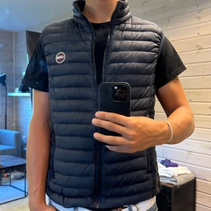 Colmar väst  - Colmar väst för endast 850kr! Västen är i nyskick och nästan aldrig använd. perfekt inför hösten