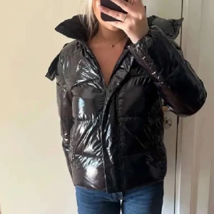 Jätte skön och snygg jacka f - Jätte snygg jacka från nelly som kommer garanterat hålla dig varm genom hela vintern!! Den är knappast använd och säljer den pga passformen inte är för mig❤️(lånade bilder pga att min jackan inte är på samma plats som mig just nu )