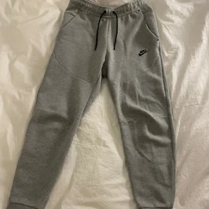 nike tech fleece byxor - är i bra skick och nästen till helt oanvänd. mer bilder och så kan fås privat. har du frågor är de bara att fråga.