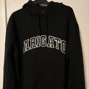 Axel arigato hoddie - Arigato hoddie köpt från Arigato hemsida , retail 2500 kr, Cond 9/10 den är så gott som ny och den är i strl S 