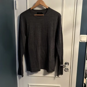 Grå Riley stickad kofta i merino ull - Nyskick Grå kofta gjord på merino ull. Storlek L.