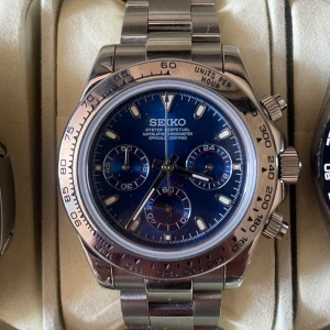 SEIKO ”Daytona” mod - SEIKO ”Daytona” MOD. 10/10 skick helt ny. Grym och stilig klocka som sitter som en smäck på handleden.   Klockan är 39,3mm Armband: 20mm VK63 movement Helt nytt batteri