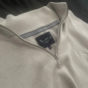 Half zip bondelid  - Säljer denna snygga half zip hoodien från märket bondelid, skick 9/10 och storlek S. Bara skriva för fler bilder eller frågor