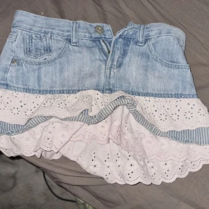 Jeans kjol med volang - Säljer denna kjol då den inte används prisnedsättning kan diskuteras storleken är 128 men kjolen är ganska större än vad man tror