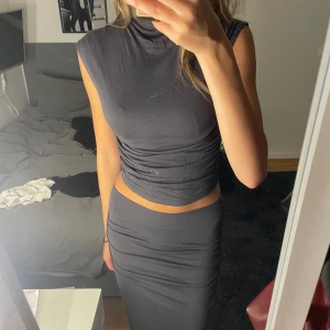 Set Gina Tricot - Superfint set med topp och långkjol från Gina. Endast använt 1 gång så o superfint skick!