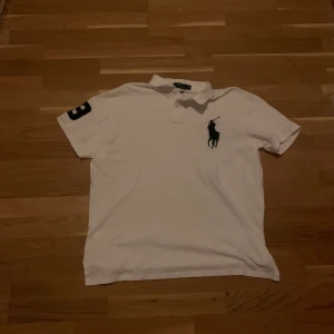 Vit kortärmad t-shirt från Ralph Lauren - polo piké vit storlek co men skulle säga att den passar som L pris kan diskuteras 