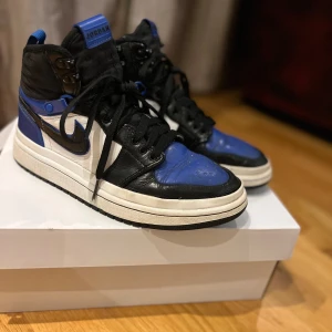 Jordan 1 Acclimate Royal Toe Sneakers  - Säljer dessa använda Jordans pågrund av att dom e förstora. Dom är ngt lite släppta där framme och lite små fläckar som inte går bort men enligt mig e det inget som syns på långt håll. Köpte dom för 1800kr för cirka 1 år sedan men använda i 6 månader