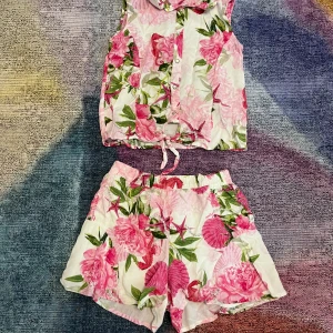 GUESS sommar kostym  - Använd bara några gånger. Jätte fin och passar perfekt till en varm dag på sommaren för barn. Storlek 8-10år. 