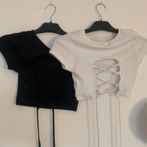 Två T-shirts med knyt bak - Bra skick, hör av dig för fler bilder! Knyt bak på båda!