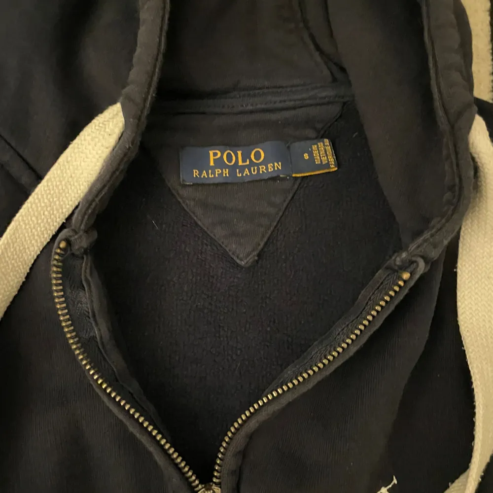 Tjena, säljer nu denna riktigt snygga och populära Ralph lauren zip, den är i fint skick utan några skador, den är mörkblå med vitt Ralph lauren märke, hör av er vid frågor och funderingar🙌🤝. Hoodies.