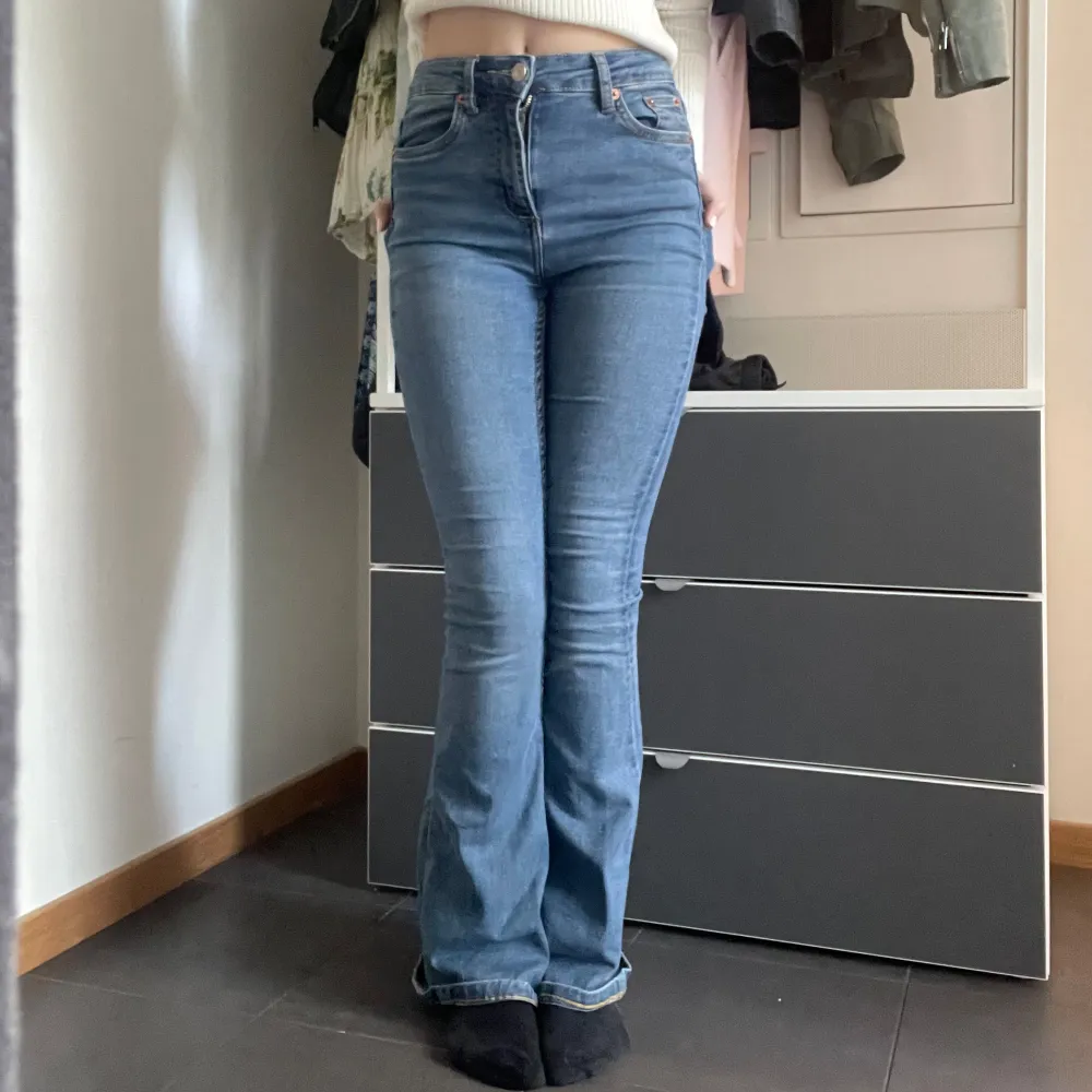 Säljer ett par snygga bootcut jeans från Lager 157 i storlek XXS. De är midrise och knappt använda. De är lite för långa för mig som är 156. Köpte för 400 och säljer för 160, pris går att diskutera 💙. Jeans & Byxor.