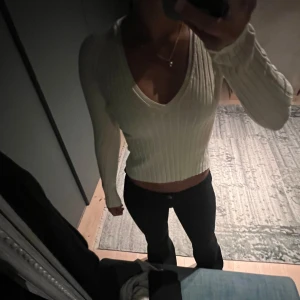 Vit ribbad zara tröja - Säljer en snygg vit ribbad zara tröja i storlek S. Den är croppad och har långa ärmar. Tröjan är i nyskick och superbekväm att ha på sig. Passar bra till jeans eller kjol. 🌟