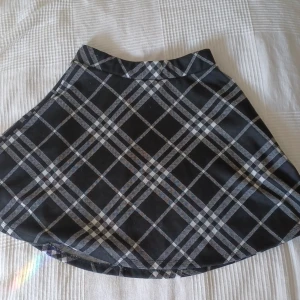 Svart/vit kjol - Fin kjol som knappt använts. Säljes för att jag tyvärr vuxit ur den. 