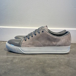 Lanvin skor - Hej! Säljer nu dessa stilrena och snygga skor från Lanvin!🎉Skick: Nästan som nya. Retailpris: Ca 4500kr. Köp för endast:2999kr😃 Vid frågor eller funderingar är det bara att höra av dig. Priset går att diskutera!💸