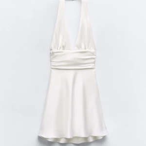 Vit klänning från Zara - Säljer denna fina vita klänning från Zara, i storlek S! Köpt för 399kr, säljer för 250kr.  Använd en gång. 